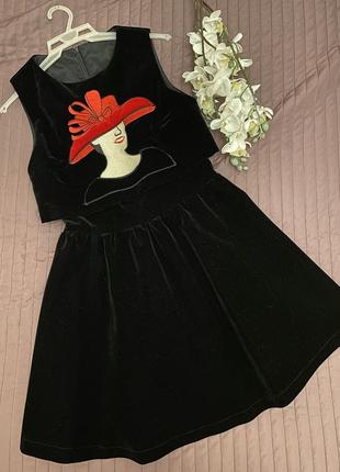 Черное бархатное платье с вышивкой.