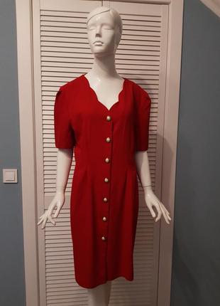 Гарне вінтажне плаття на гудзиках червоне