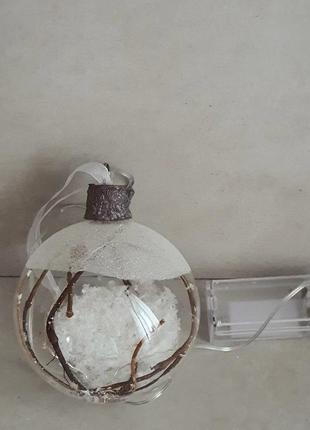 Скляна новорічна кулька з гірляндою
