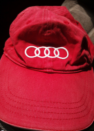 Кепка Audi красный цвет