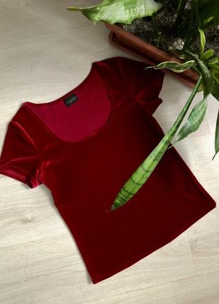 Бархатна жіноча футболка ,гарного червоного кольору , richards...