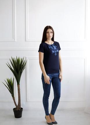 Вышитая женская футболка с элементами вышивки орнамент