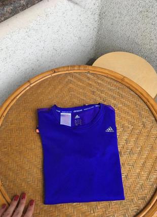 Фиолетовая спортивная футболка adidas