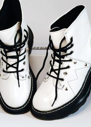 Белые женские лаковые зимние ботинки