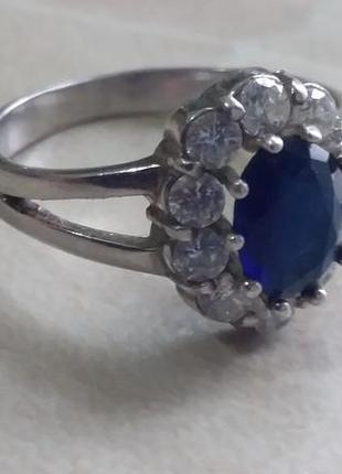 Серебренное кольцо с синим камнем и фионитами.
