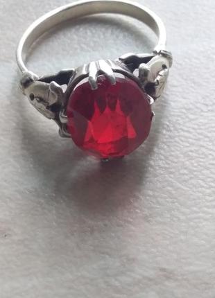 Серебренное кольцо с красным камнем винтаж