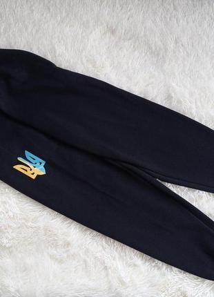 Черные утепленные флисом брюки с трезубом 134-140