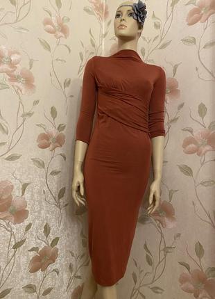 Трикотажна теракотова сукня-футляр міді з перекрутом asos.