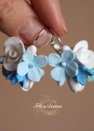 Голубые серьги с цветами из полимерной глины