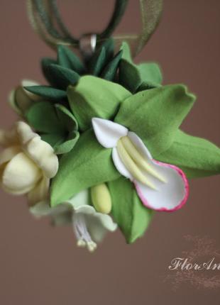 Зеленый кулон с цветами из полимерной глины "орхидея с суккуле...