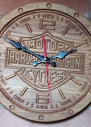 Часы из натурального дерева c эмблемой Harley-Davidson