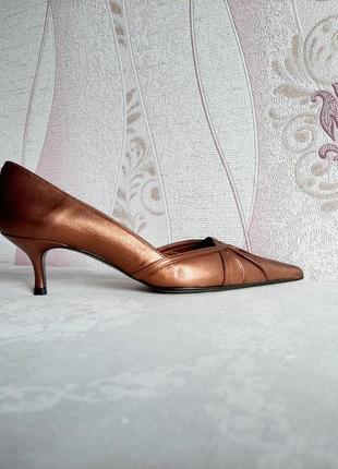 Кожаные золотистые туфли с острым носком винклиперы