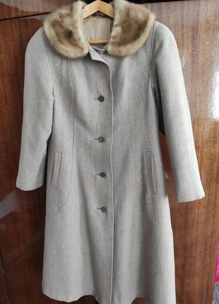Класичне зимове жіноче пальто а-силуету