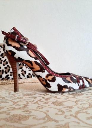 Леопардовые кожаные туфли с ремешком на каблуке