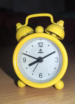 Жёлтый будильник в ретро-стиле, часы настольные