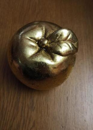 Золоте яблуко фарфор декор статуетка
