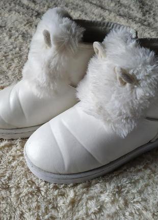 Белые ботинки с ушками и узорами на подошве