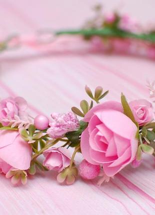 Нежный розовый венок венчик с цветами и зеленью