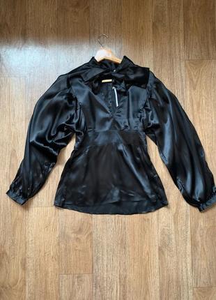 Черная сатиновая блуза на завязке