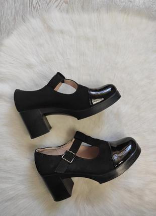 Черные замшевые лаковые туфли босоножки на каблуке с ремешком
