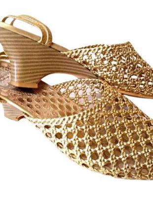 Плетеные босоножки золотого цвета на низком устойчивом каблуке