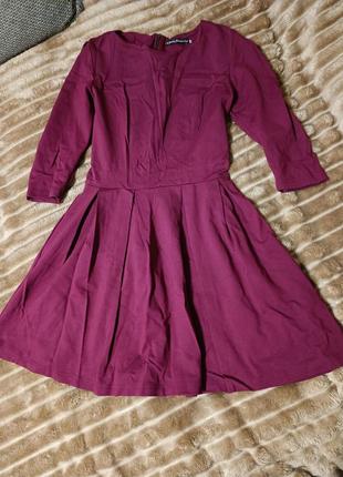 Женское платье бордового цвета