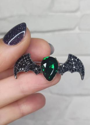 Черная брошь с зеленым камнем ювелирная бижутерия