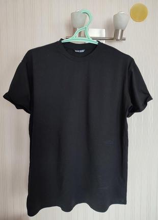 Черная мужская футболка размер м