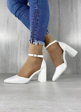 Белые женские туфли с ремешком
