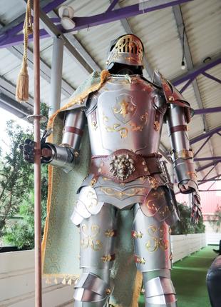 Лицар в обладунках металевий із списом та накидкою (178 см)