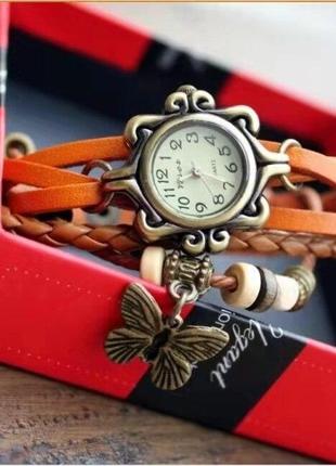 Часы на оранжевом кожаном браслете
