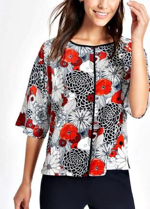 Очень красивая и стильная брендовая блузка в цветах.