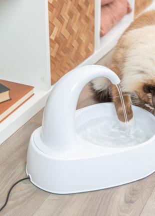 Питьевой фонтан поилка Trixie Curved Stream для кошек 2,5л