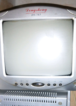 Переносний телевізор мае відео вхід для підключення