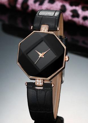 Женские часы ромбовидной формы,в черном цвете.