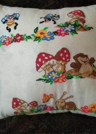 Яркая детская подушка с ручной вышивкой