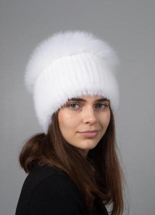 Белая шапка из меха норки