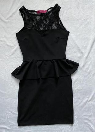 Платье чёрное с баской и кружевом