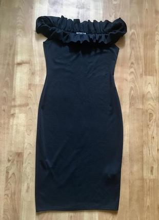 Платье чёрное обтягивающие по фигуре спущенные плечи с воланом