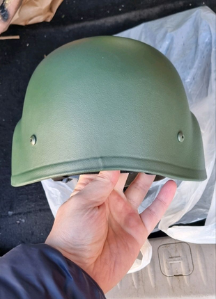 Шлем кевларовый 3+, наколенники и налокотники, ножи тактические.