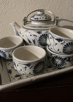 Китайський порцеляновий чайник і чашки на підносі