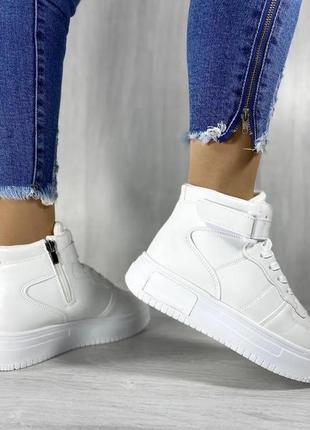 Белые высокие кроссовки