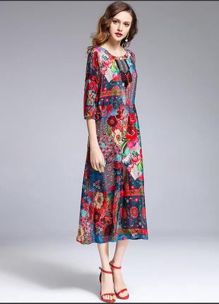 Платье  в  цветочный принт в энтическом стиле