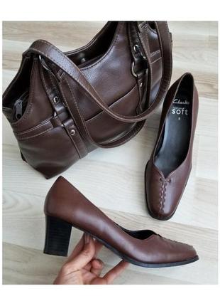 Класичні жіночі туфлі на середньому каблуці clarks коричневі ж...