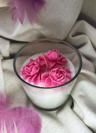 Свічка з трояндами в стакані  з легким ароматом