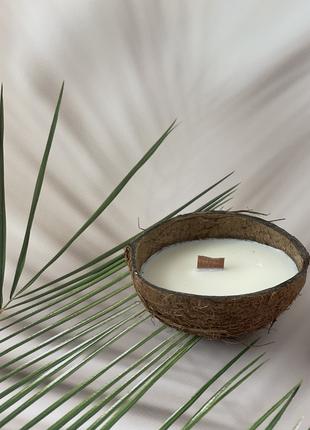 Соєва ароматична свічка у кокосі ручної роботи