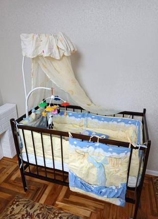 Детская кроватка, матрас, бортики и белье.