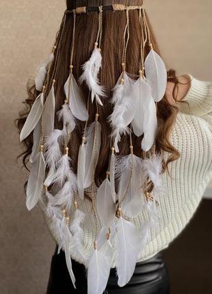 Белая повязка с перьями на голову