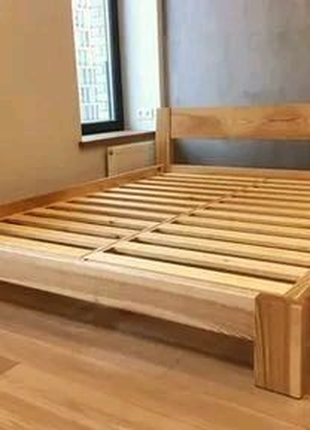 Кровать у спальню з натурального дерева