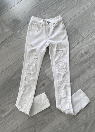 Білі рвані джинси